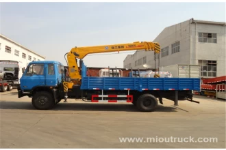 porcelana Nuevo diseño de Dongfeng 4 x 2 camión grúa montada, camiones con grúa de China proveedor, venta caliente fabricante