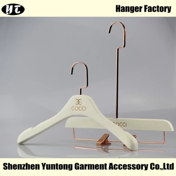 https://cdn.cloudbf.com/thumb/pad/360x360_xsize/upfile/131/product_o/WSW-001-white-wooden-coat-hanger-with-rose-gold-hook-skirt-hanger.jpg.webp