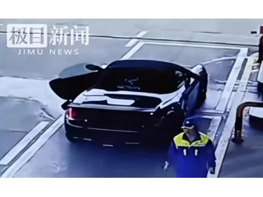 Porsche owner drove away from the Yunxi service area on the Fuyin Expressway after refueling for 502 yuan without paying