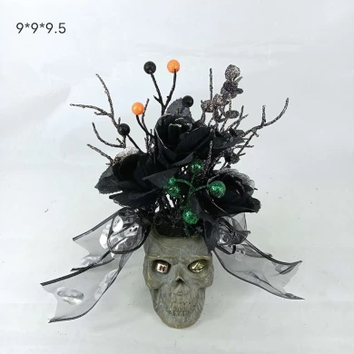 Decorazione con teschio di Halloween con zucca glitterata con foglie nere artificiali