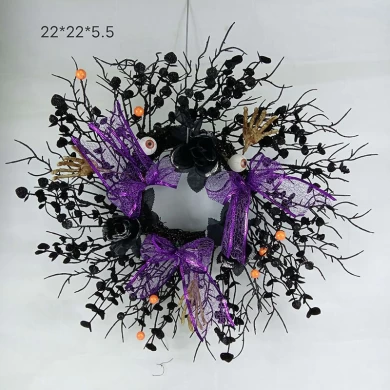 Corona negra de Halloween Senmasine de 22 pulgadas con lazo morado brillante, mano de esqueleto de flor de rosa artificial