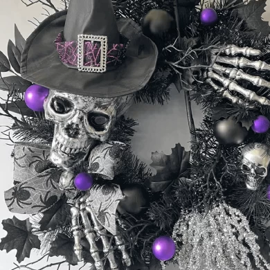 Senmasine 24 inch Halloween-krans met zwarte spinboog Streepbenen Glitterbezem Spookachtig eng skelethoofd Handheksenhoed