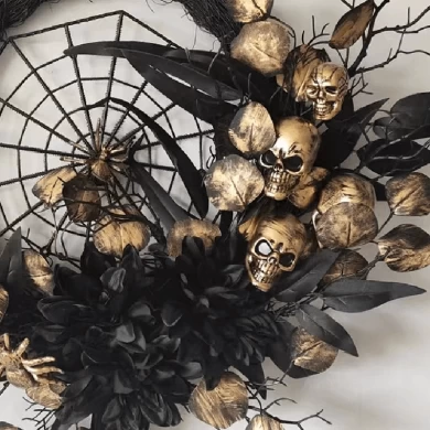 Senmasine 20-Zoll-Halloween-Kranz-Dekor mit Spinnennetz, gruseliger, gruseliger Skelettkopf, schwarze große künstliche Blumen