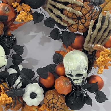 Senmasine Couronne d'Halloween de 22 pouces pour porte d'entrée, boules orange, baies, feuilles d'érable, paillettes, citrouille, araignée, tête de squelette, main