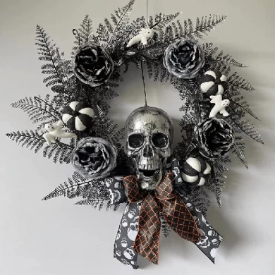 Senmasine 24 inch Halloween-skelethoofdkrans met spookzwarte pompoenbladeren, bloemen en rozenbogen