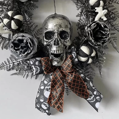 Senmasine Corona de cabeza de esqueleto de Halloween de 24 pulgadas con fantasma, hojas de calabaza negras, flores y lazos de rosas