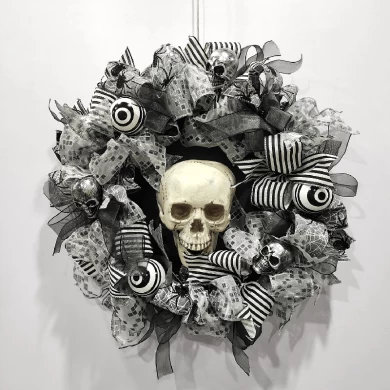 Corona de calavera de Halloween Senmasine de 24 pulgadas con lazos de cinta negra, adornos para ojos, decoración espeluznante y aterradora