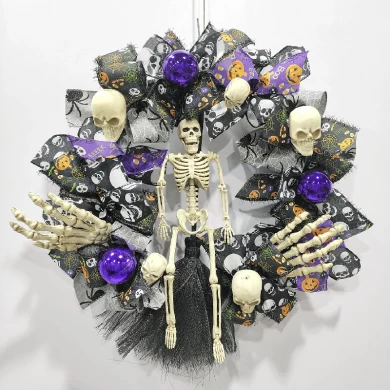 Senmasine 24 Zoll gruseliger gruseliger Handkopf-Skelett-Halloween-Kranz mit lila Kugel, schwarzen Schleifen und großem Besen