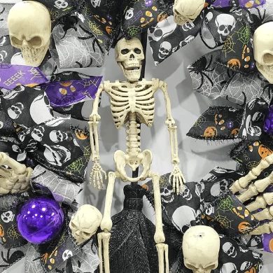 Senmasine Corona de Halloween de esqueleto con cabeza de mano espeluznante y aterradora de 24 pulgadas con bola morada y lazos negros, escoba grande