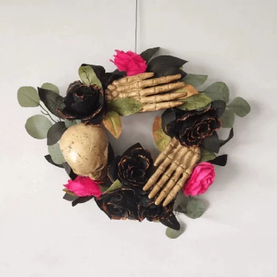 Corona de mano de esqueleto de Halloween Senmasine con hojas artificiales negras, decoración colgante para puerta delantera con purpurina, flor negra, rosa y roja