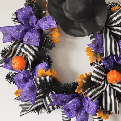 Senmasine Ghirlanda per porta d'ingresso con gambe da strega di Halloween da 24 pollici con cappello Foglie d'acero artificiali Zucca Viola Ragno Modello Arco