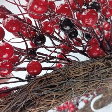 Senmasine 24 英寸圣诞浆果花环冬季农舍前门悬挂装饰