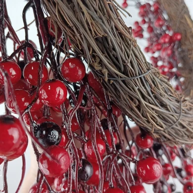 Senmasine 24 inch kerstbessenkransen voor hangende decoratie aan de voordeur van de winterboerderij