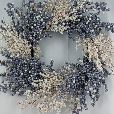 Senmasine 24 英寸蓝色白色浆果花环冬季前门农舍悬挂圣诞装饰