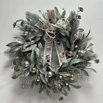 Senmasine 24-дюймовый серебряный рождественский венок с сосновой шишкой, искусственными листьями, маленькими безделушками, бантиком с принтом и шариком