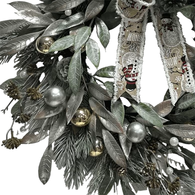 Senmasine Ghirlanda natalizia in argento da 24 pollici con foglie artificiali in pigna, palline e fiocco con stampa a sfera