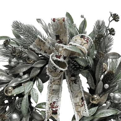 Corona navideña plateada Senmasine de 24 pulgadas con hojas artificiales de piña, adornos pequeños, lazo con impresión de bolas