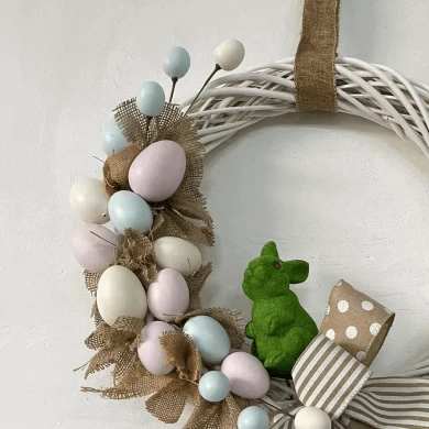 Corona de Pascua Senmasine de 24 pulgadas para puerta de entrada, cinta de lino con huevos mezclados, decoración colgante de conejo flocado