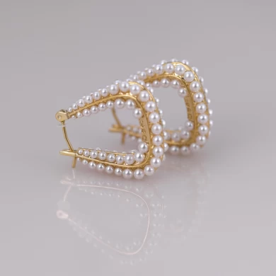 Pendientes de tuerca con micropavé de aro de perlas blancas de joyería de moda.