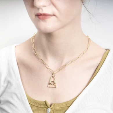 Bag Shape Pendant Textured Chain Necklace.