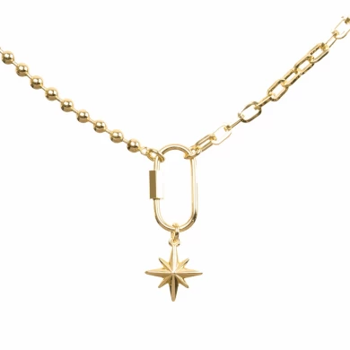 Chaîne à pompons avec pendentif étoile à cinq branches et collier de changement de panneau de chaîne exposé.