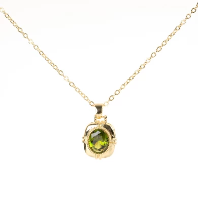 Collar de cadena en forma de O con colgante de esmeralda verde claro.
