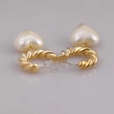 Pendiente de aro de media C con perlas en forma de corazón de latón chapado en oro retorcido.