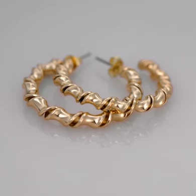 Витая серьга-кольцо из латуни с золотым покрытием.