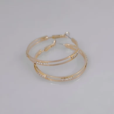 Крупная серьга-кольцо золотого цвета с цирконием.