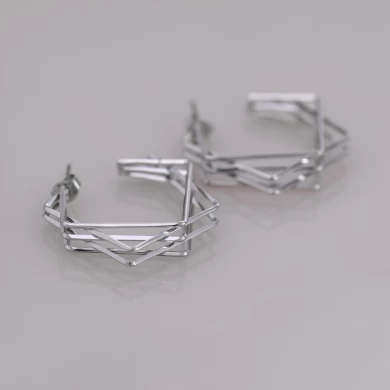Boucles d'oreilles créoles en laiton demi-C irrégulières en forme de carré géométrique.
