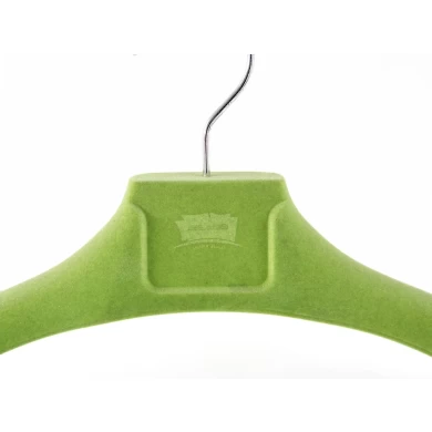 شماعات خضراء بدلة مخملية تخصيص شعار شماعات مخملية بلاستيكية للعلامة التجارية