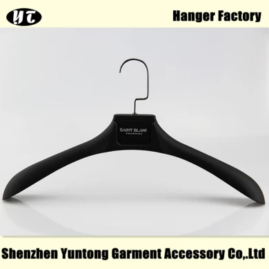 MTR-002 men black rubber coated plastic hanger