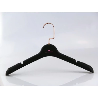 Popular rubber coated plastic hanger with clips high quality hanger for brand clothes store