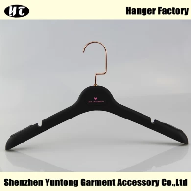 WSR-001 black rubber coated plastic hanger for women clothes