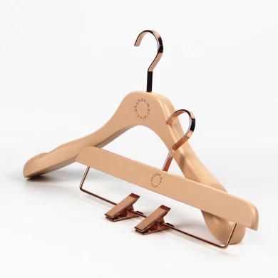 goede kwaliteit vrouwen kleding houten kleerhanger met laser logo china hanger leverancier [YT-0517]