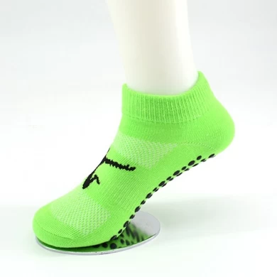 Пользовательские детские противоскользящие носки для прыжков на батуте, носки для детей оптом сша