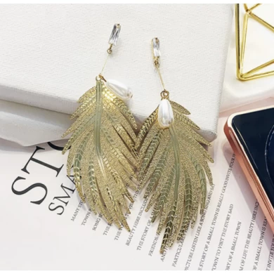 2018 Hot Selling Wholesale Personality Leaves Pearl pendant earrings for Girls as Gift