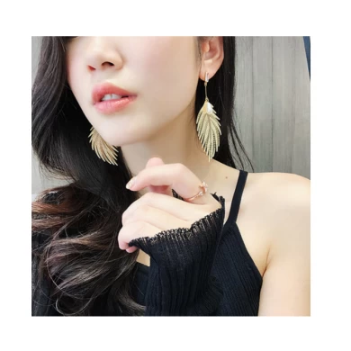 2018 Hot Selling Wholesale Personality Leaves Pearl pendant earrings for Girls as Gift