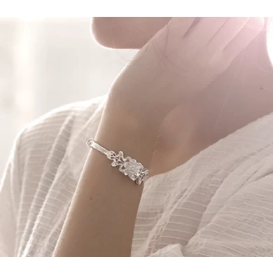 Fashion Sliver Bracelet with Carve Flower for Woman Gift