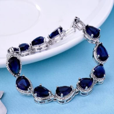 Perfekte Accessoire Fesselnde Verführerische Armband Crystal Teardrop Armband mit Zirkonia Steinen umgeben von Strass Fashion Armreif USA