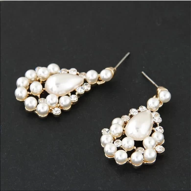 The new boutique version of the fashionable sweet pearl water droplets temperament earrings wholesale female pearl and diamond earrings