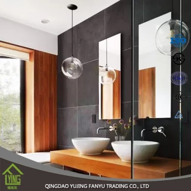 Hochwertiges, modernes Badezimmer mit silbernen spiegeln mit mehreren Stilen