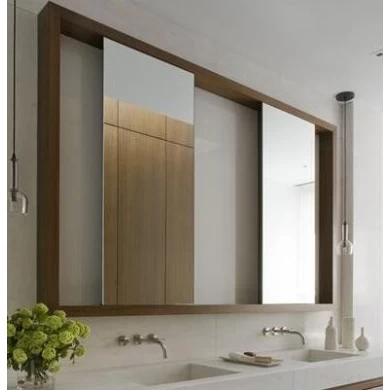 矩形镜子形状和照明的功能浴室里的镜子