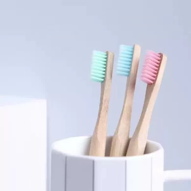 فرشاة أسنان الخيزران رخيصة مع شعار النقش بالليزر