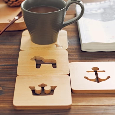 Personnalise tapis de coupe de bois de taille et le matériau support de montagnes russes en bois pour le thé et le café