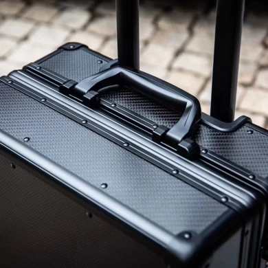 Dodáváme z uhlíkových vláken kufřík z vysoce kvalitního nosiče zavazadel z uhlíkových vláken