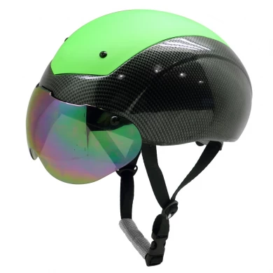 ゴーグルと新開発のエアロカスタムアイススケートヘルメット