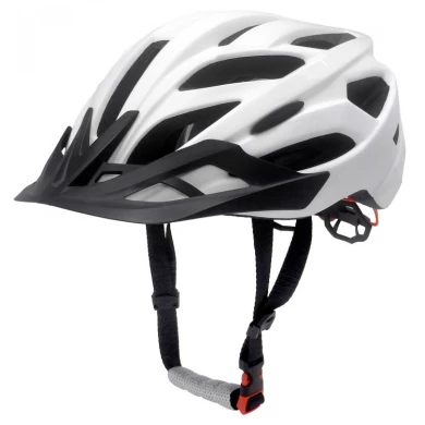 Das neue Design des verstellbaren Helmes auf dem Fahrrad