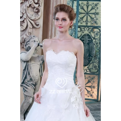 Fashionable sweetheart neckline backless handmade flowers wedding gown manufacturer