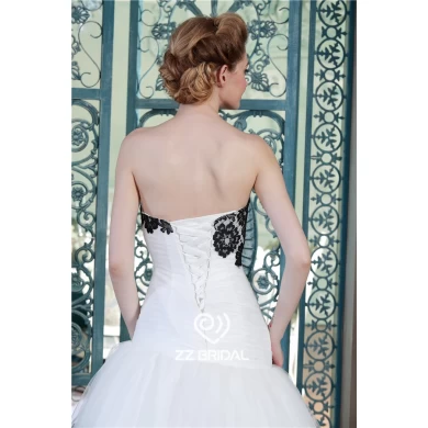 Alta de encaje negro por encargo appliqued escote con volantes de la boda vestido de novia sirena fabricante capas